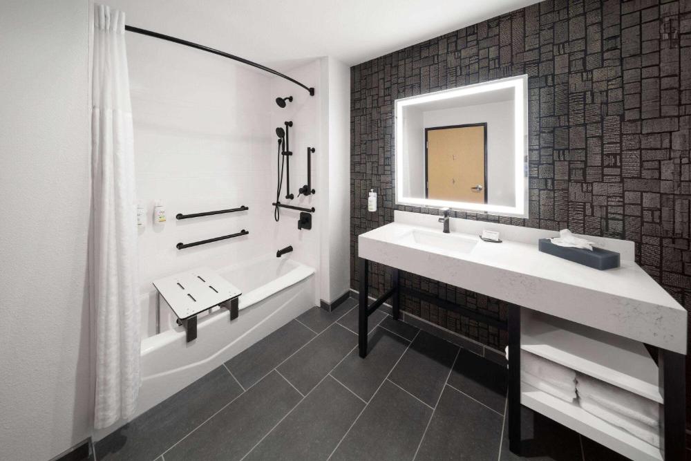 King Room - Mobility Access/Non-Smoking interior